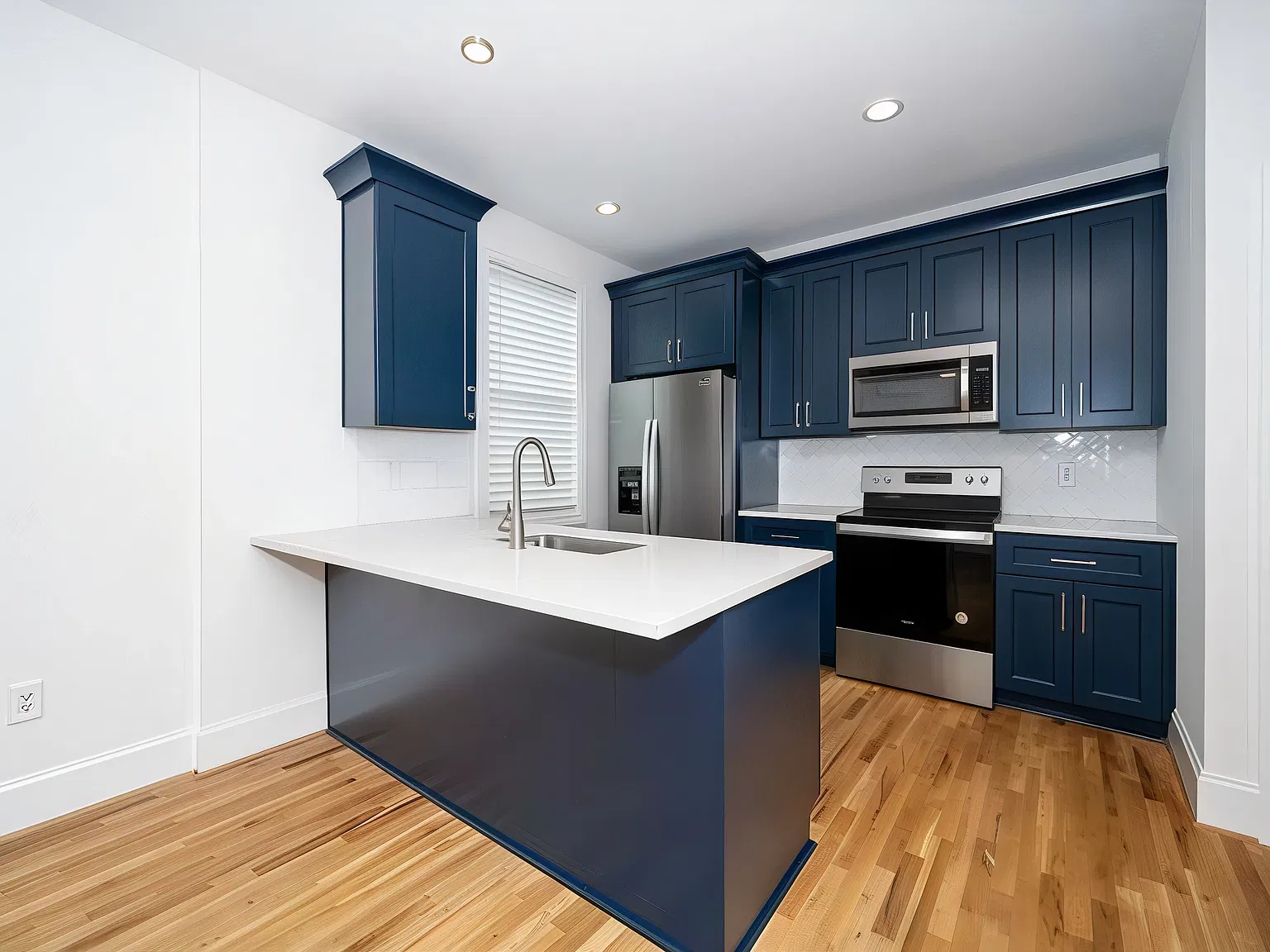 2 bed, 1.5 bath, 800 sqft, $2,300 — Photo 3