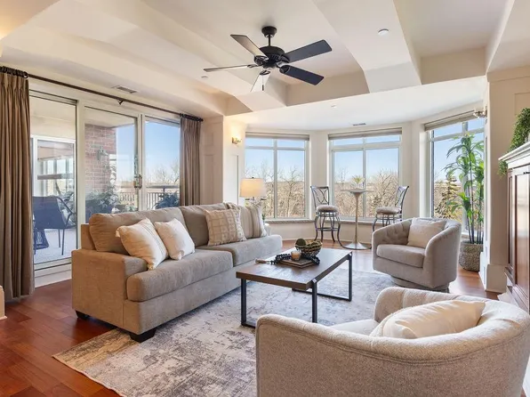 8301 Creekside Cir APT 270, Bloomington, MN 55437