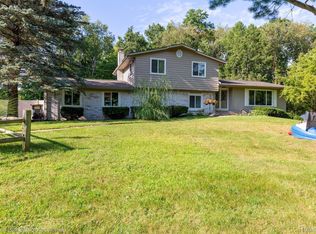 9443 Sweet Briar Ln, Brighton, MI