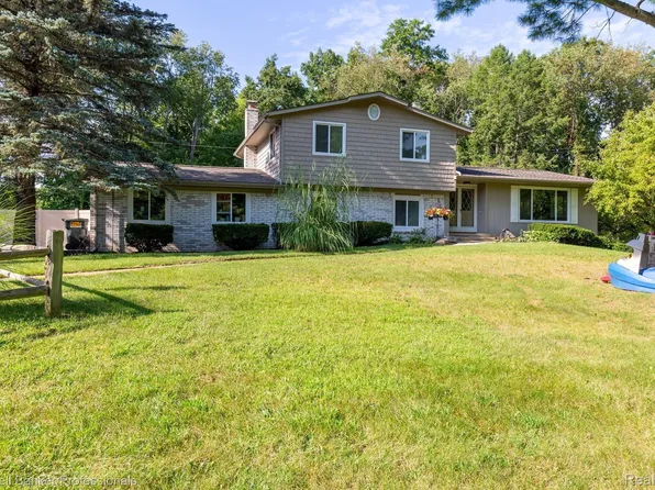 9443 Sweet Briar Ln, Brighton, MI 48114