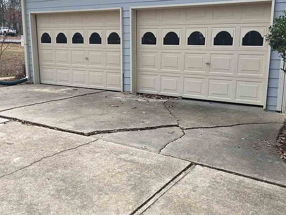 5th image of 715 N Oakridge Dr