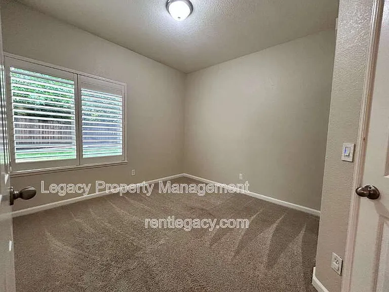 523 Cascade Dr — Photo 24