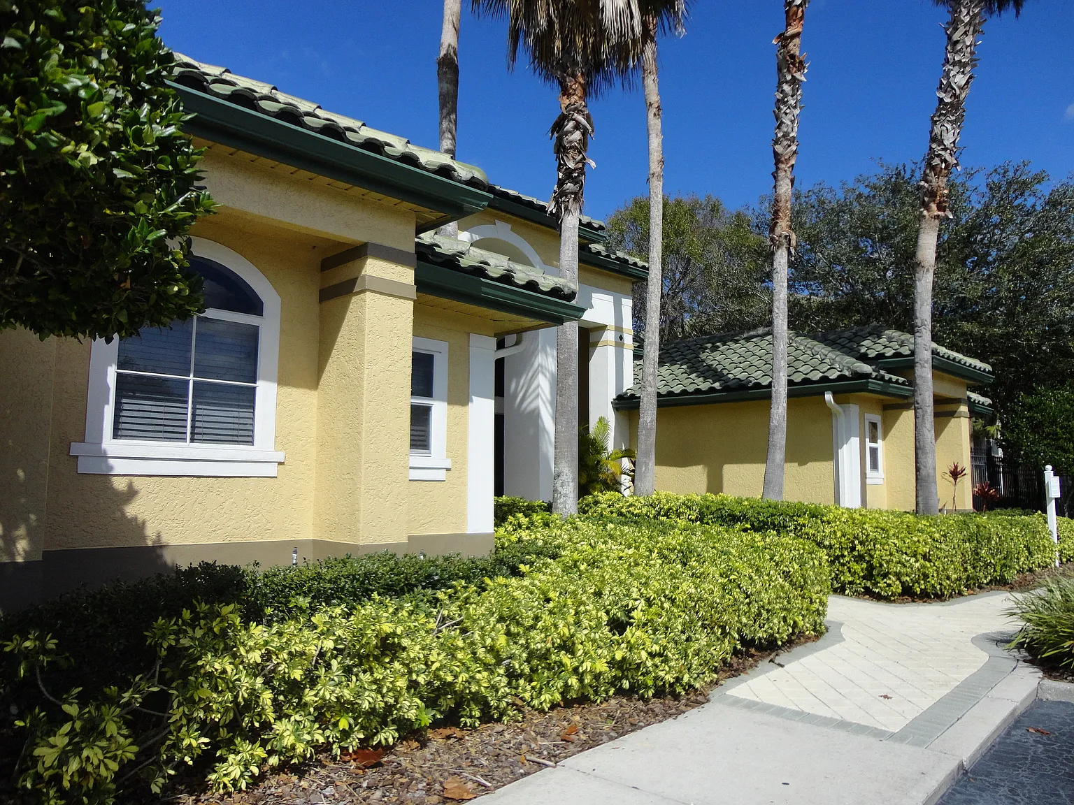 Mira Lagos Apartments — Photo 1