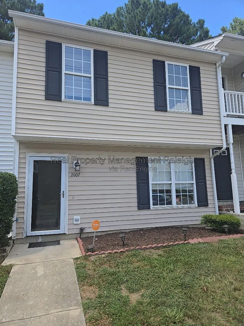 3 bed, 2.5 bath, 1207 sqft, $1,600 — Photo 1