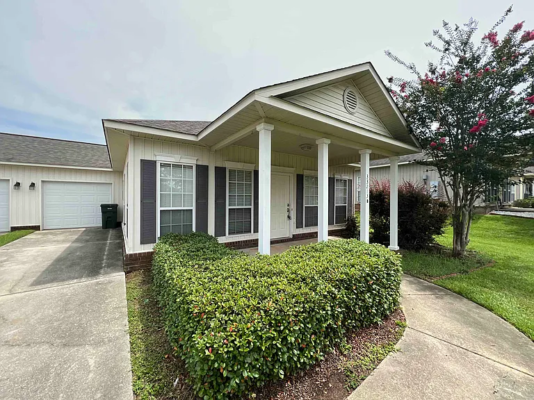 33213B Stables Dr — Photo 3
