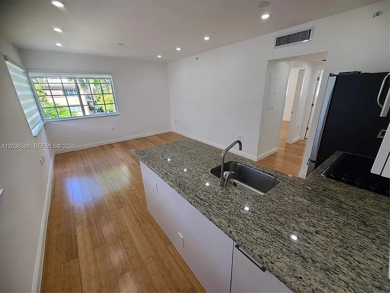 825 Michigan Ave #3 — Photo 16