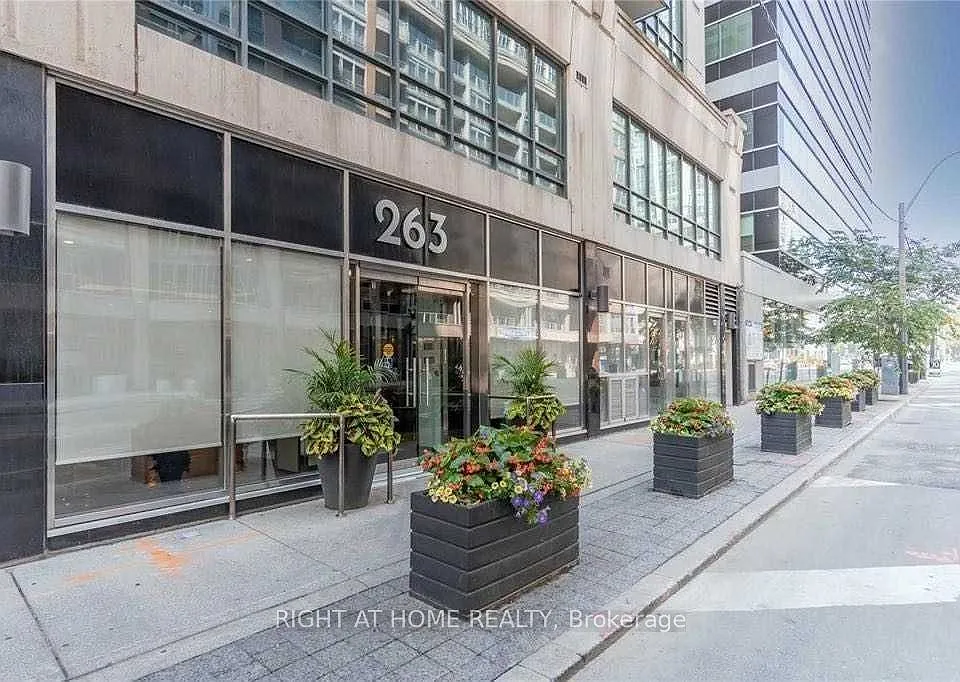 263 Wellington St W #705