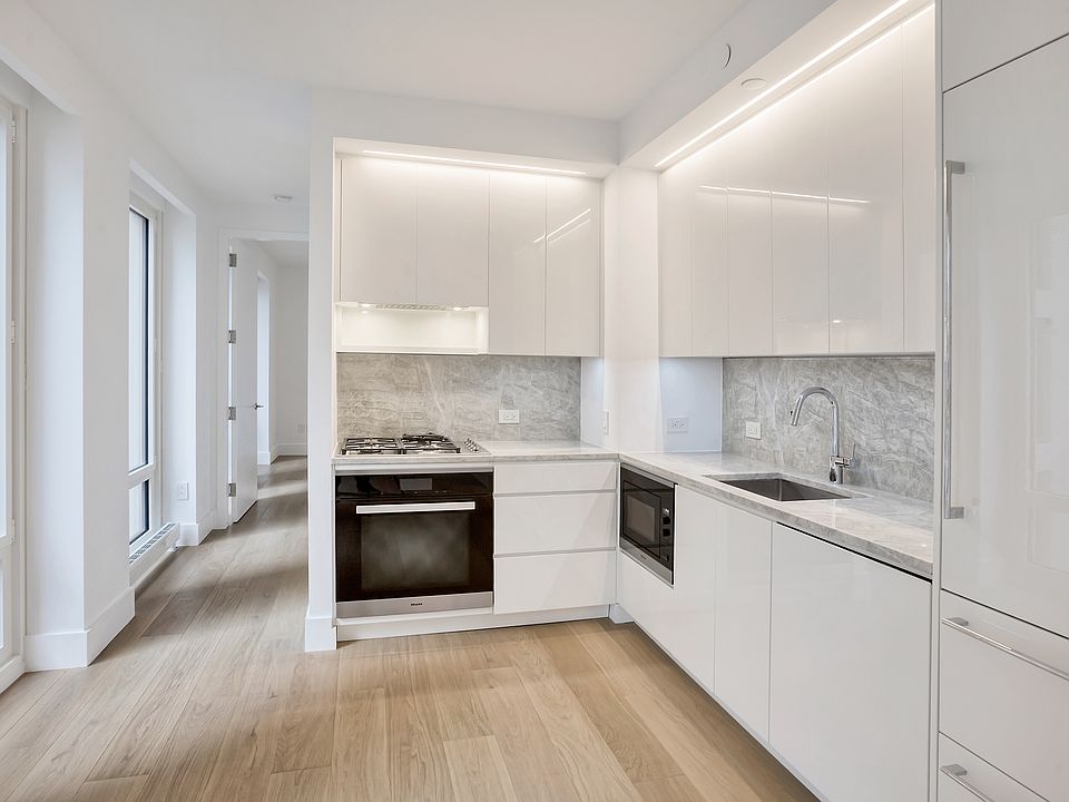 1st image of 15 W 61st St #10E