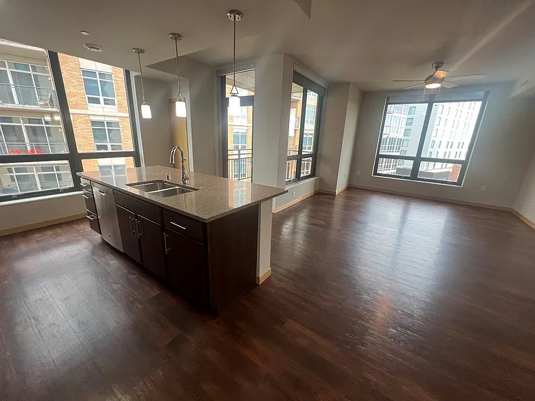 Venture Luxury High Rise — Photo 130