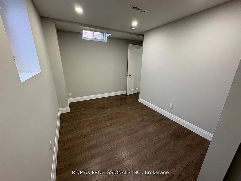 19 Elmbrook Cres #LOWER — Photo 11