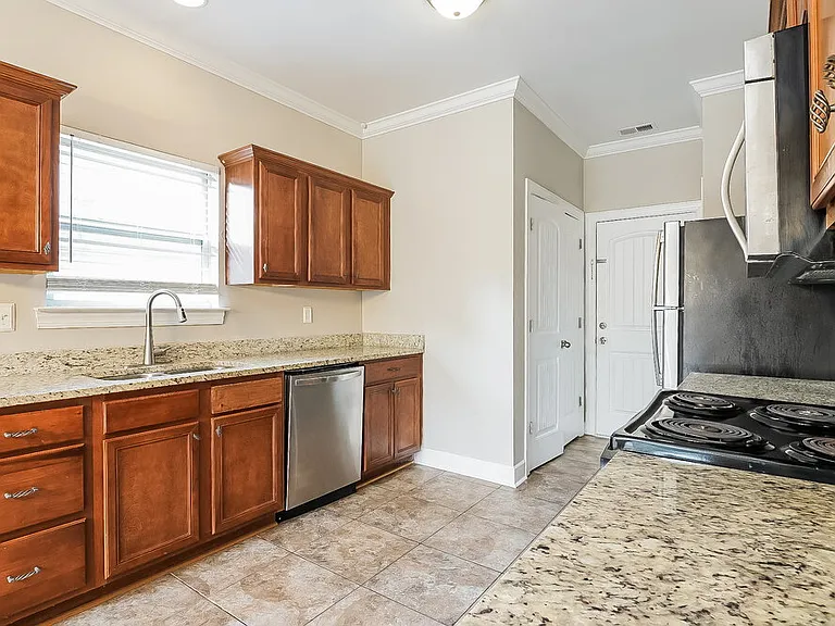 626 Waterford Ln — Photo 8