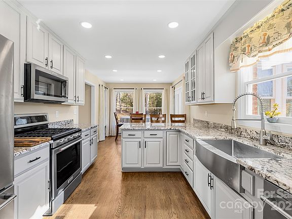 5th image of 1047 College Ave