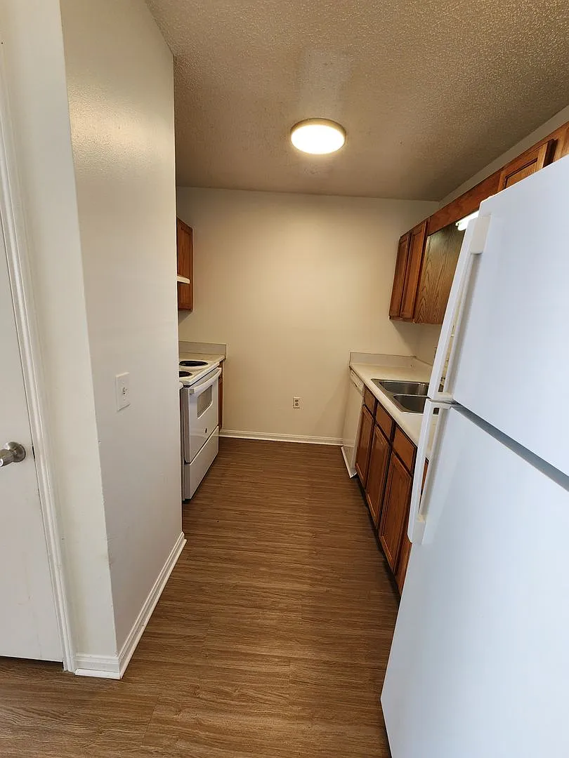 Castlewood Apartments - Huntsville, AL — Photo 4