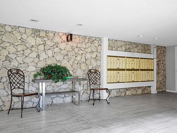 5th image of 230 Lakeview Dr APT 107