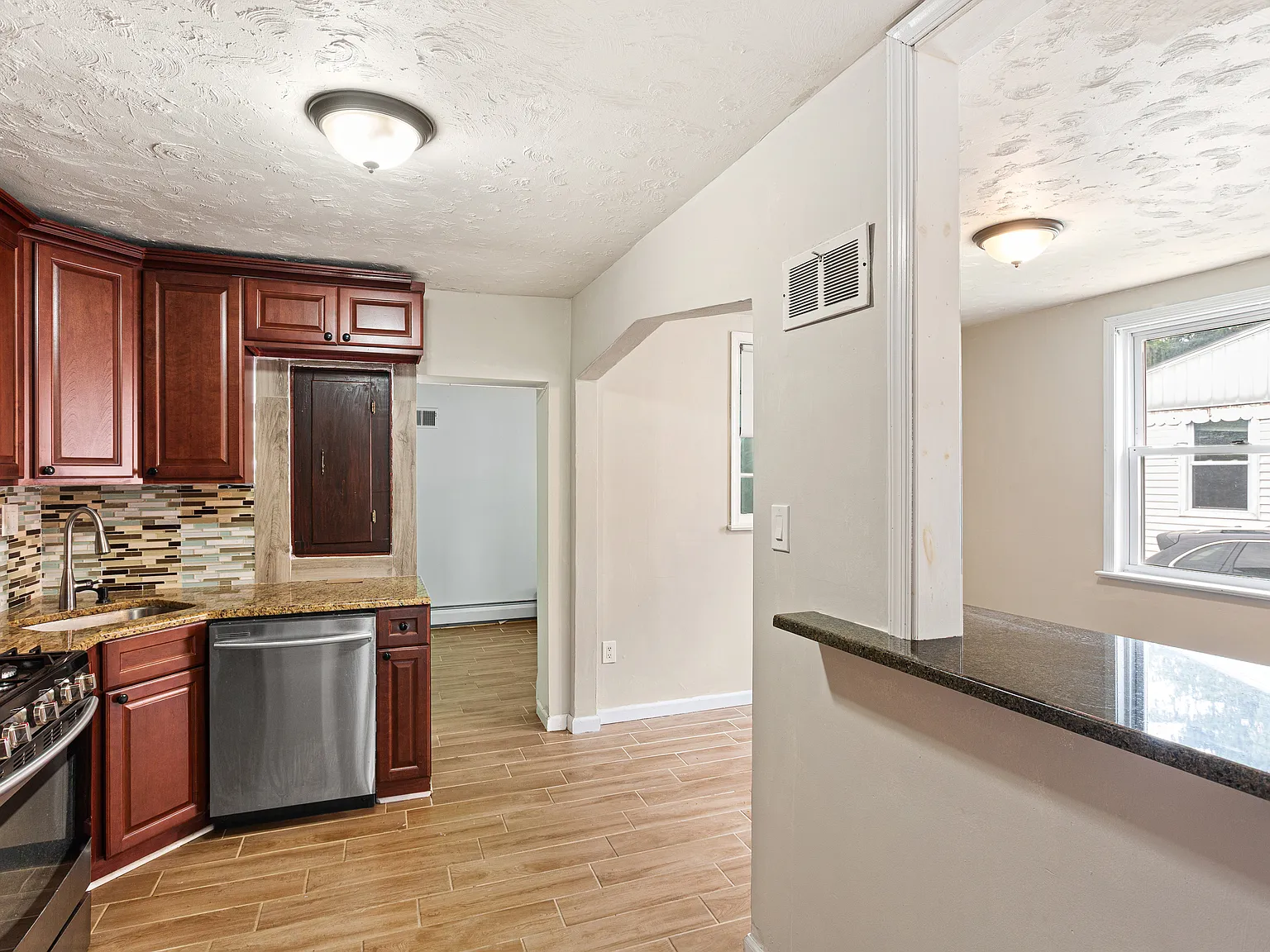 3 bed, 1559 sqft, $2,650 — Photo 2