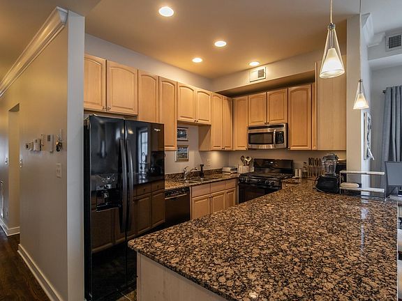 2nd image of 823 W Superior St #3