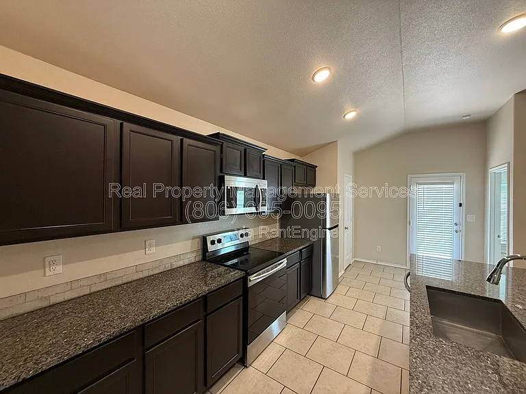 14309 Vernon Ave — Photo 4