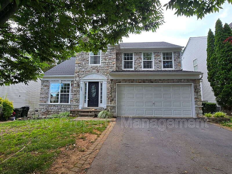 1st image of 832 Fox Den Rd