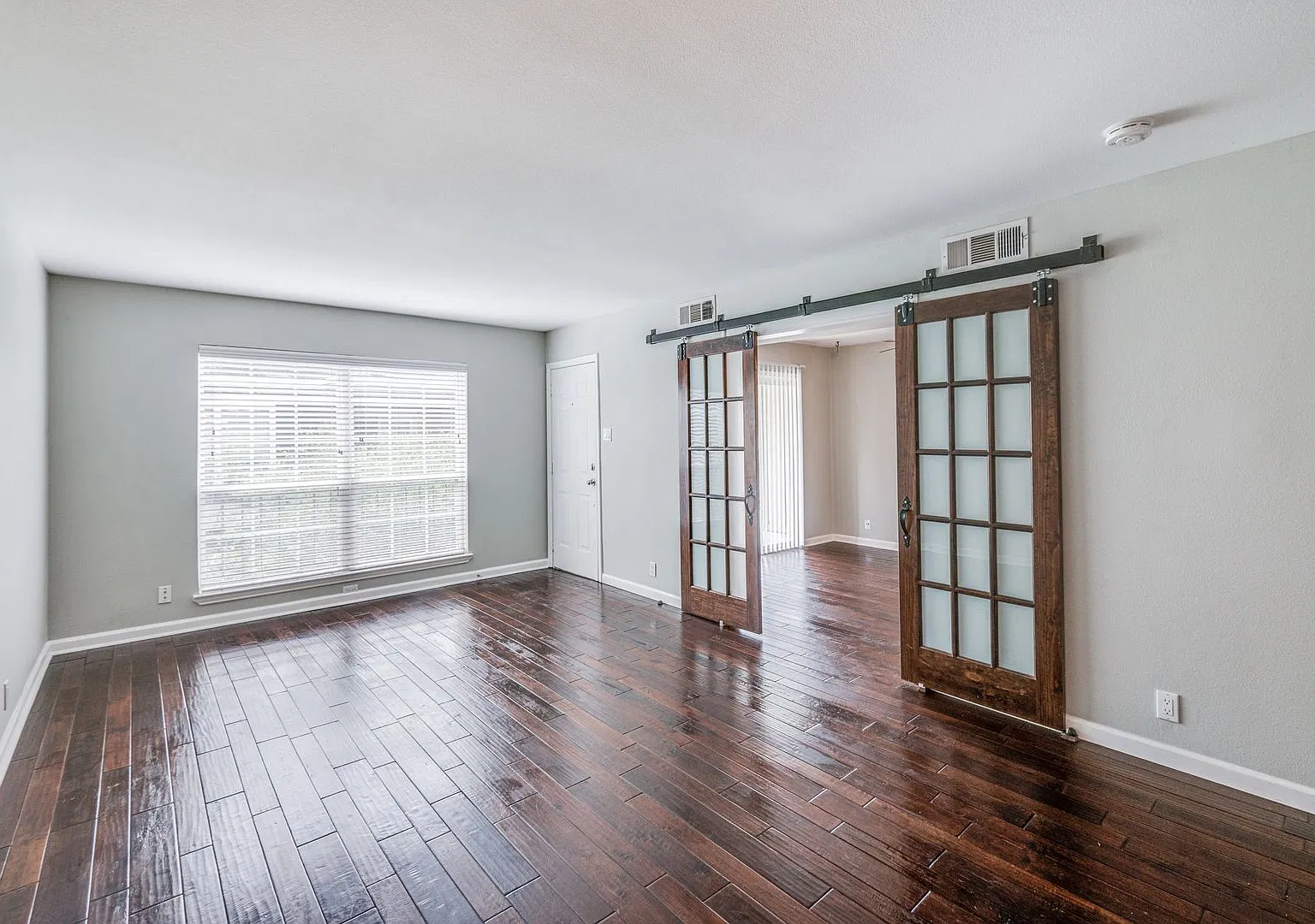 Beautifully Renovated Condo in Desirable Towne Oaks Terrace Move-In Ready! — Photo 4