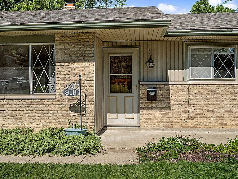 819 Gleneagle Dr — Photo 3