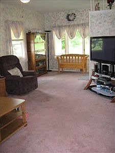 3rd image of 4459 Hillsdale Ave