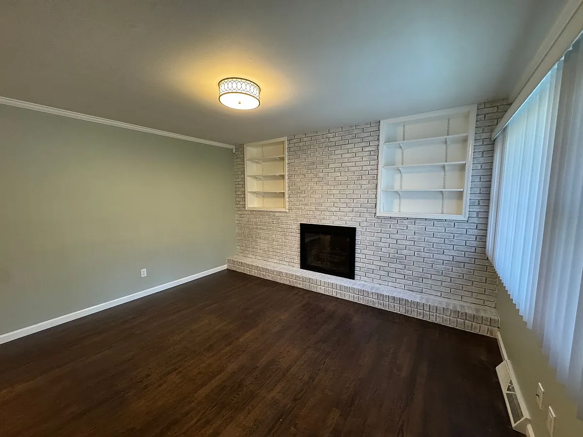 Building Photo - 2359 Maplewood Dr