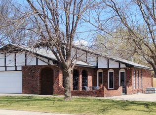 1702 Glenellen Dr, Garden City, KS 67846