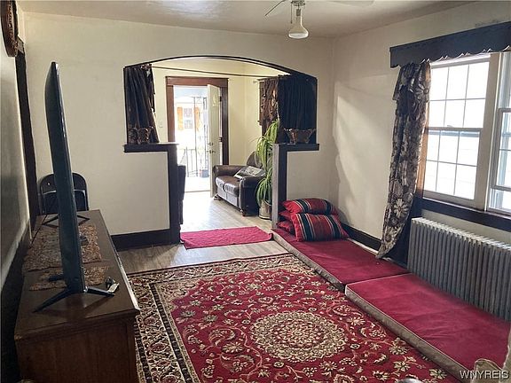 anothe living room it might used as a huge dining