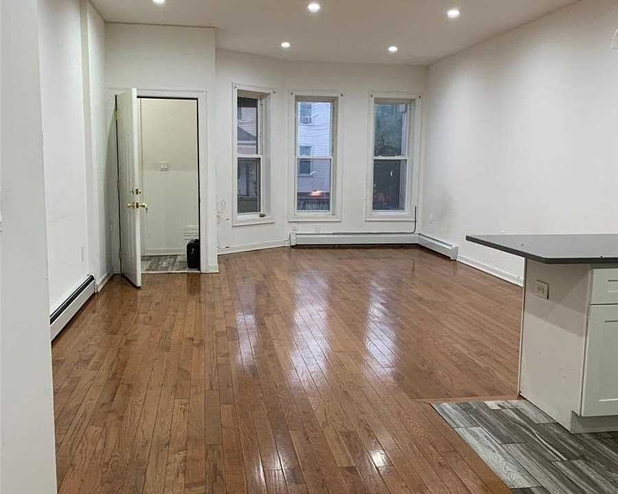 1st image of 8811 102nd St
