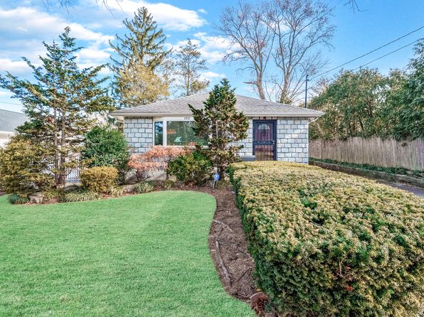 4521 Iris Ln