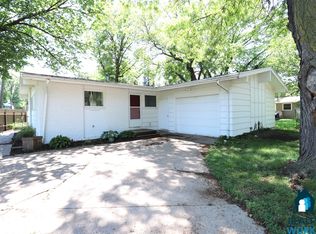 7515 Vine St, Lincoln, NE 68505