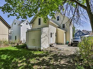 Great backyard with room for outdoor eating.