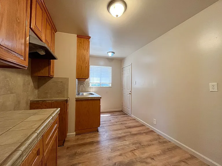 6605 S Van Ness Ave — Photo 5
