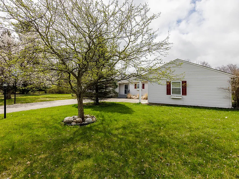 229 Topaz Ln — Photo 3