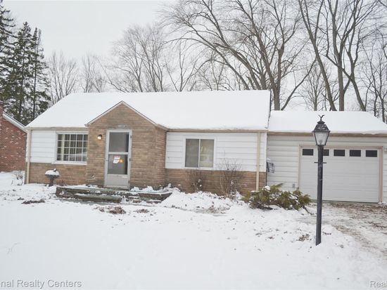 17005 Oporto St, Livonia, MI 48154