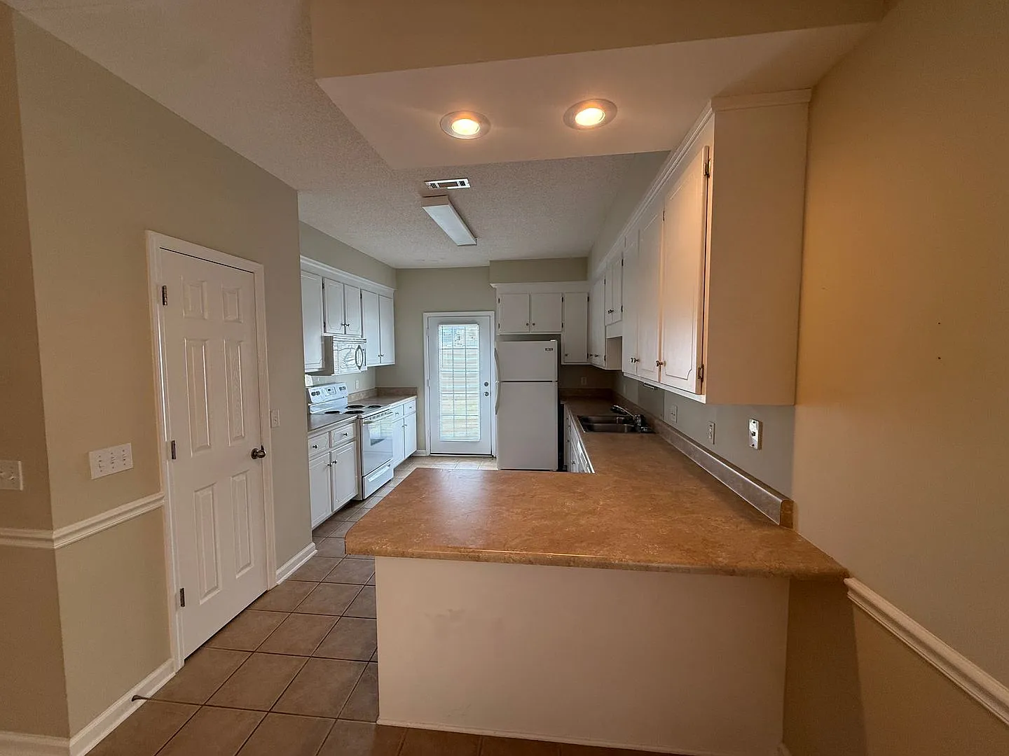 234 Wakefield- Available NOW — Photo 4
