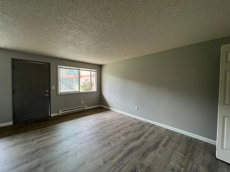 Surrey Square Apartments — Photo 18