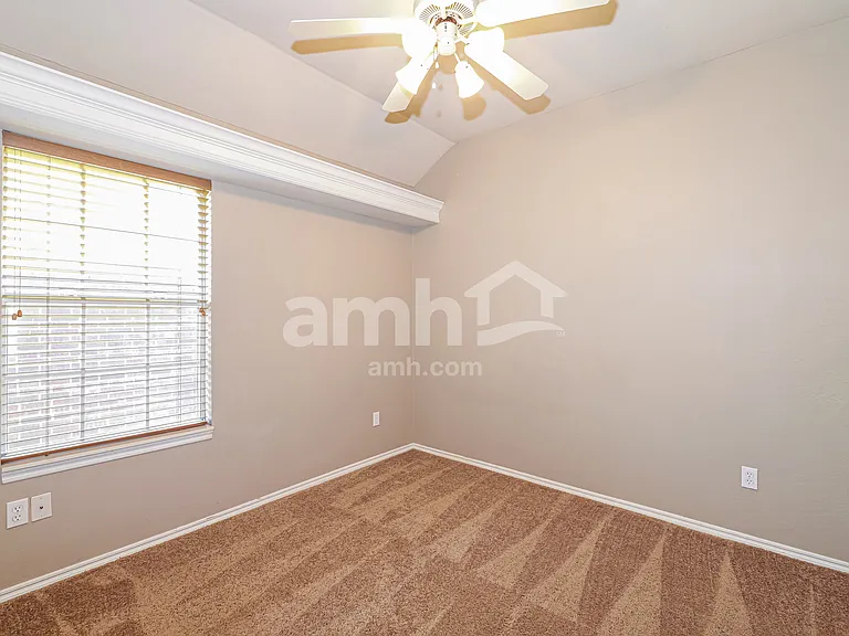 945 Ethan Ln — Photo 13