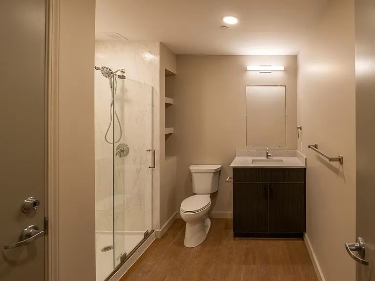 Ferrara Flats bathroom