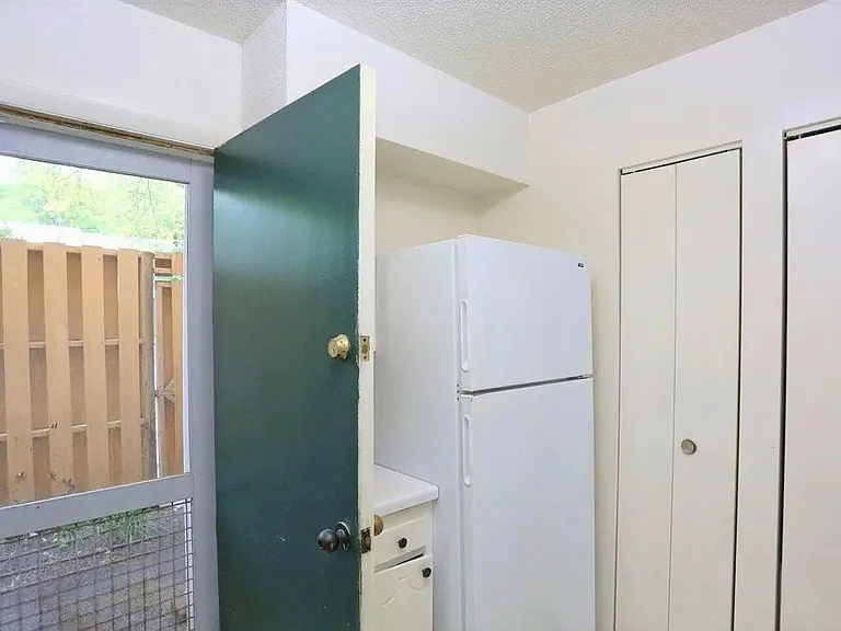 220 Elizabeth St #D4 — Photo 7
