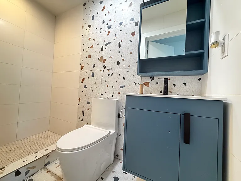 28 E 47th St #4 — Photo 8
