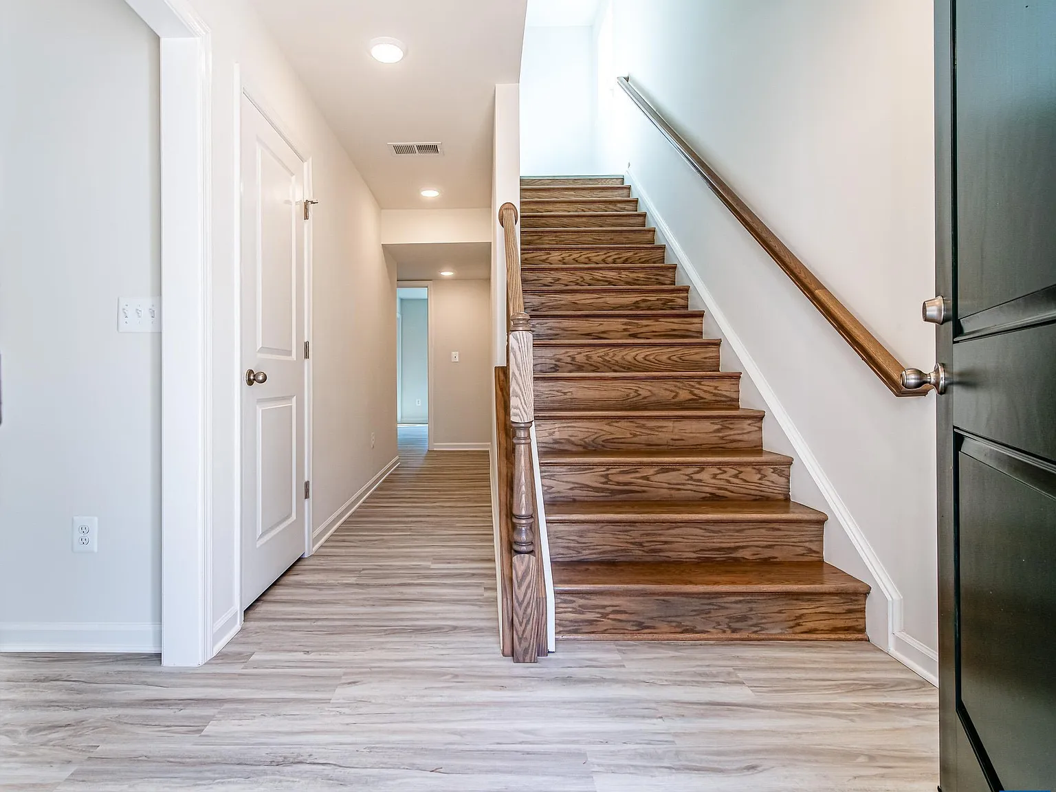 5 bed, 5.0 bath, 2204 sqft, $4,000 — Photo 4