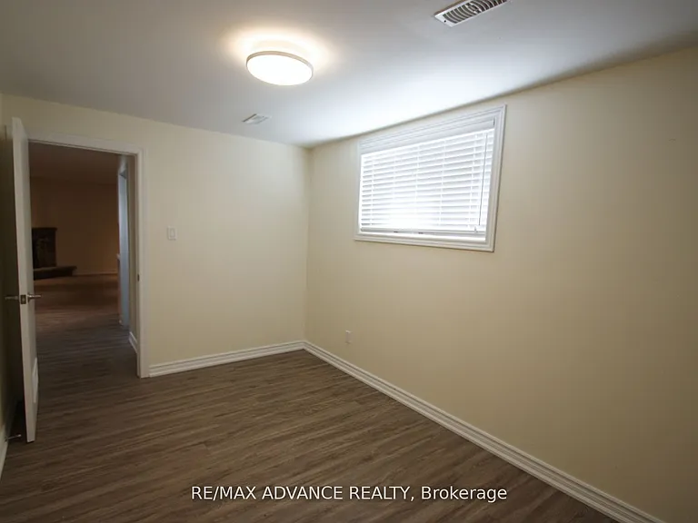 33 Carluke Cres #LOWER — Photo 19