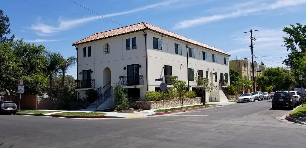 1 bed, 1.5 bath, 750 sqft, $2,500 — Photo 2