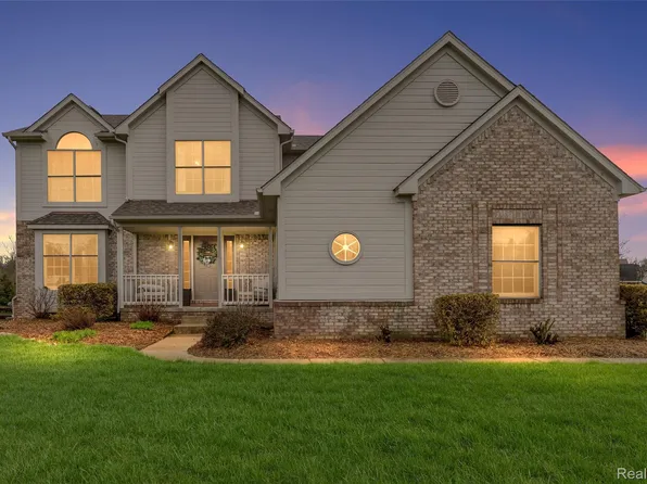 111 Oak Bark Dr, Howell, MI 48843