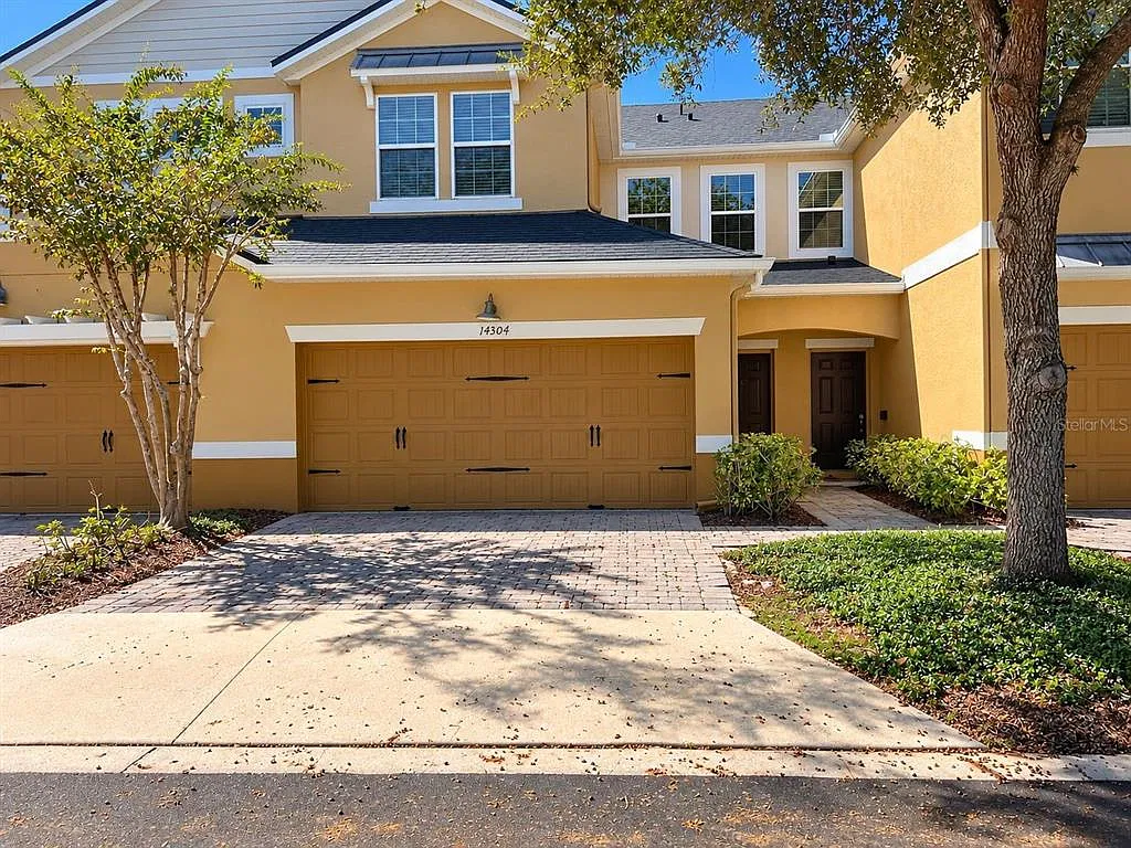 3 bed, 2.5 bath, 2067 sqft, $2,800 — Photo 1