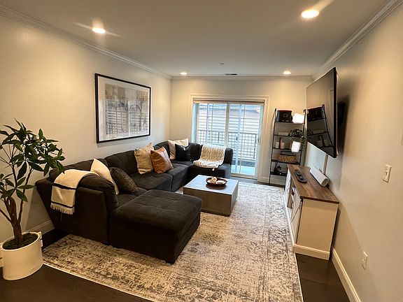 3rd image of 728 E Broadway #206