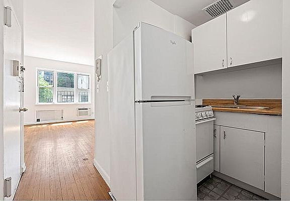 3rd image of 1707 2nd Ave APT 10