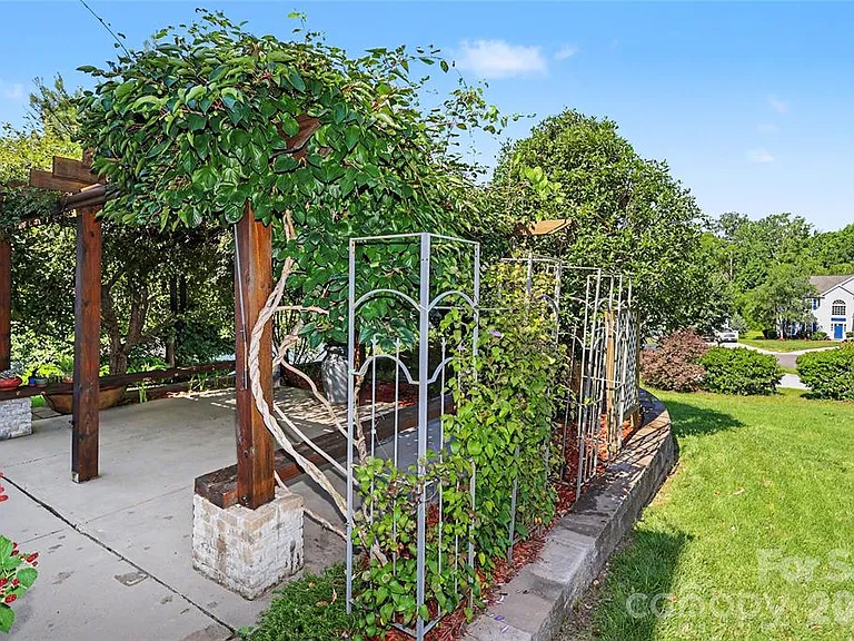 14802 Bergerac Ct — Photo 40