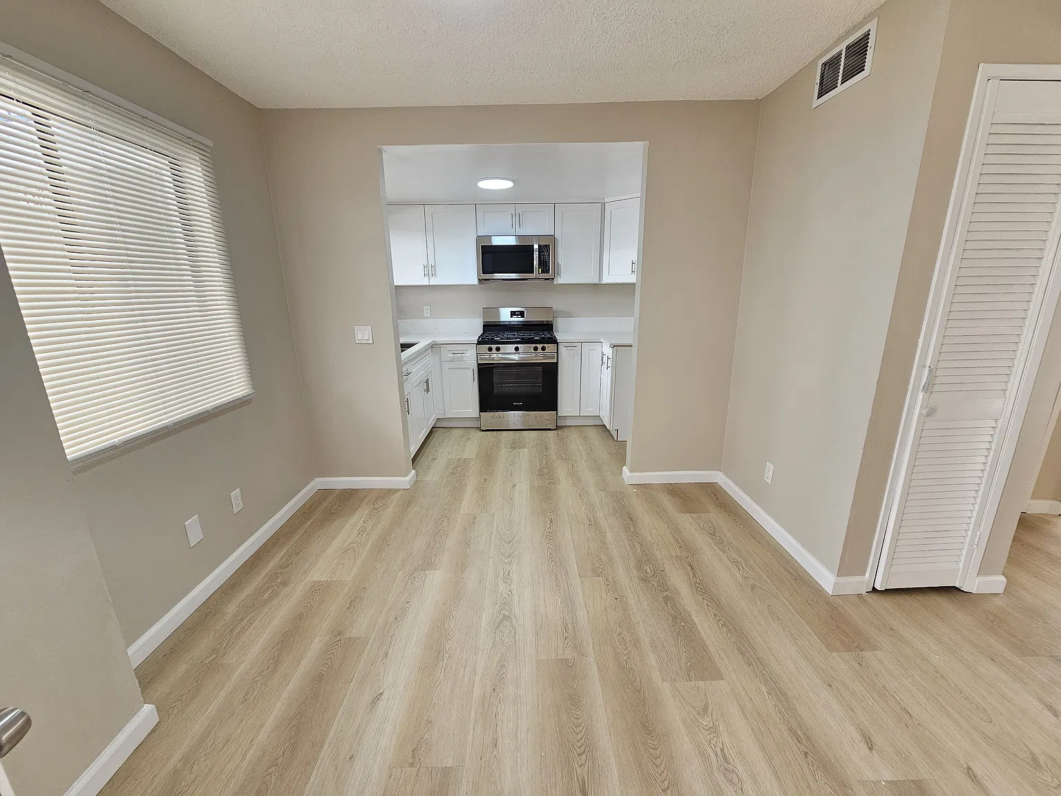 2 bed, 950 sqft, $2,200 — Photo 2